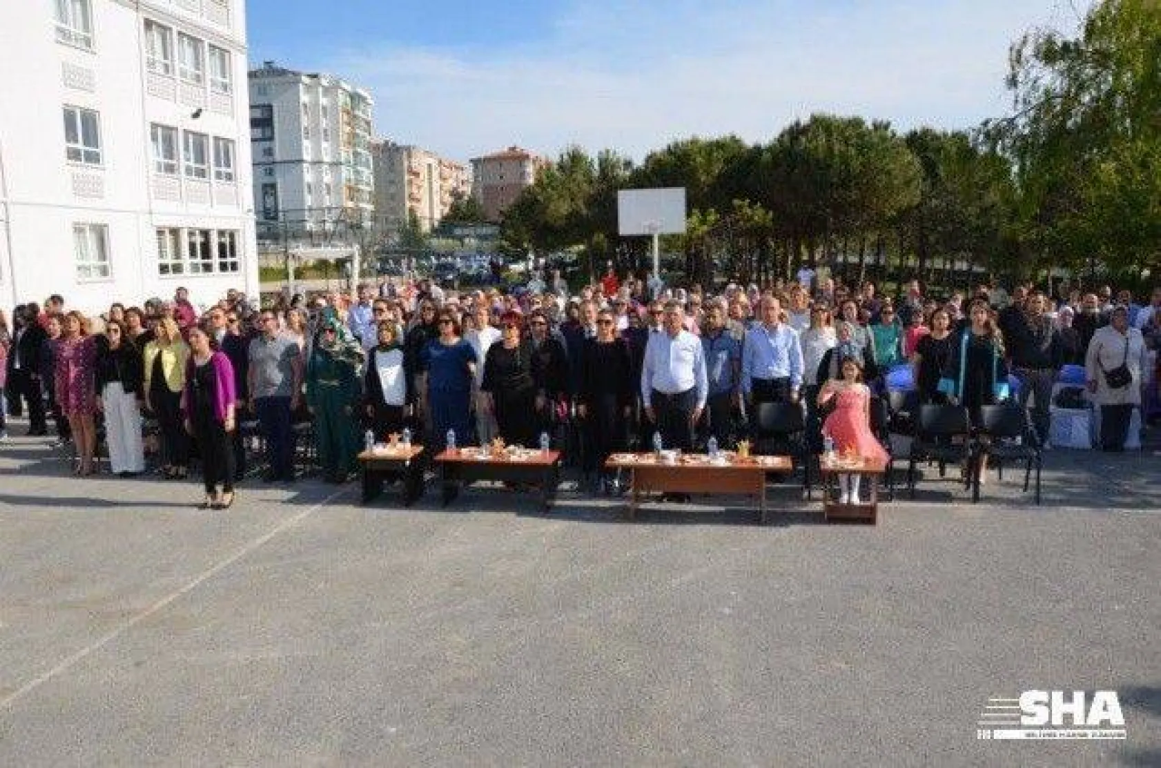 Kız meslekte mezuniyet coşkusu