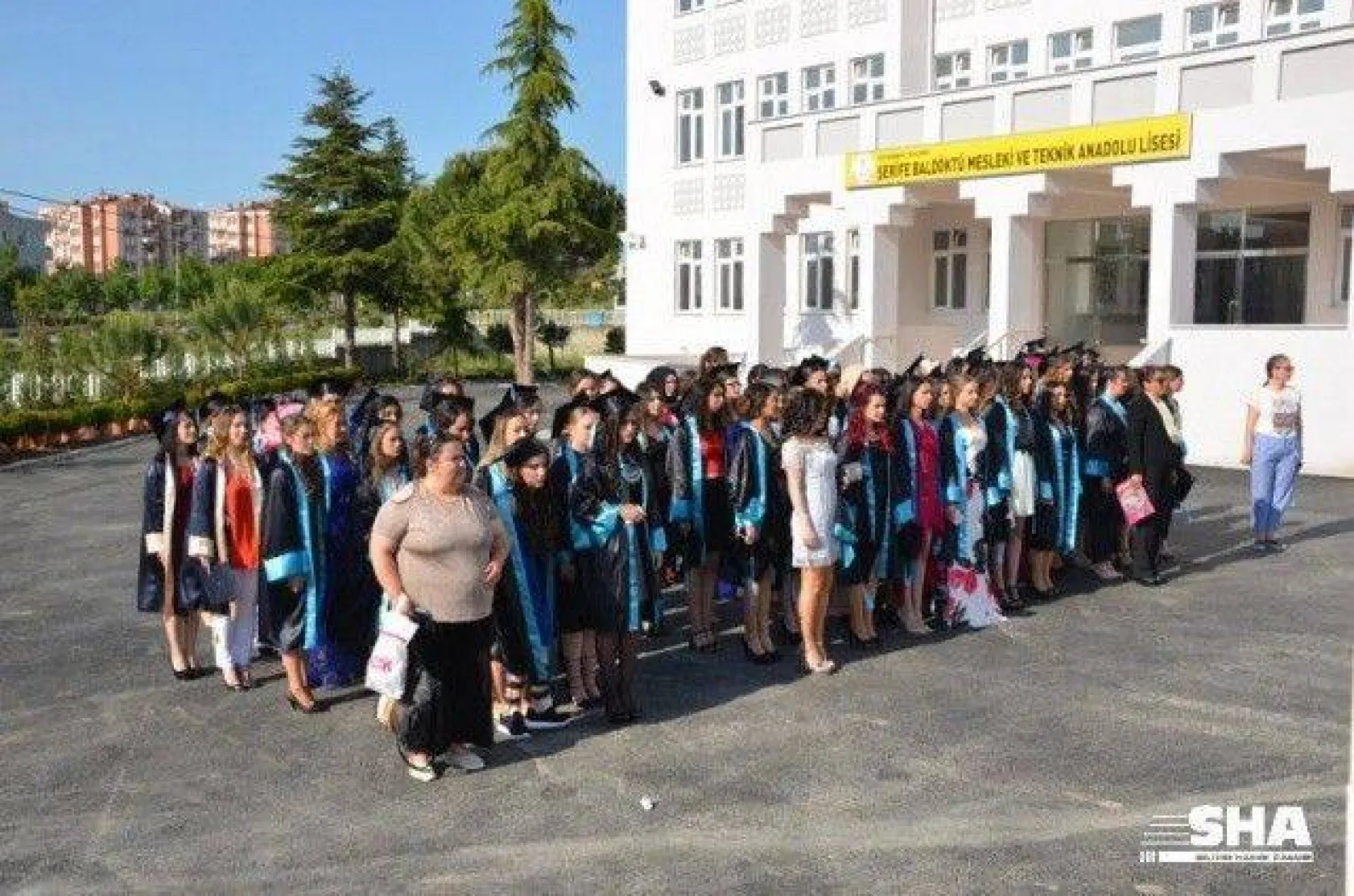 Kız meslekte mezuniyet coşkusu