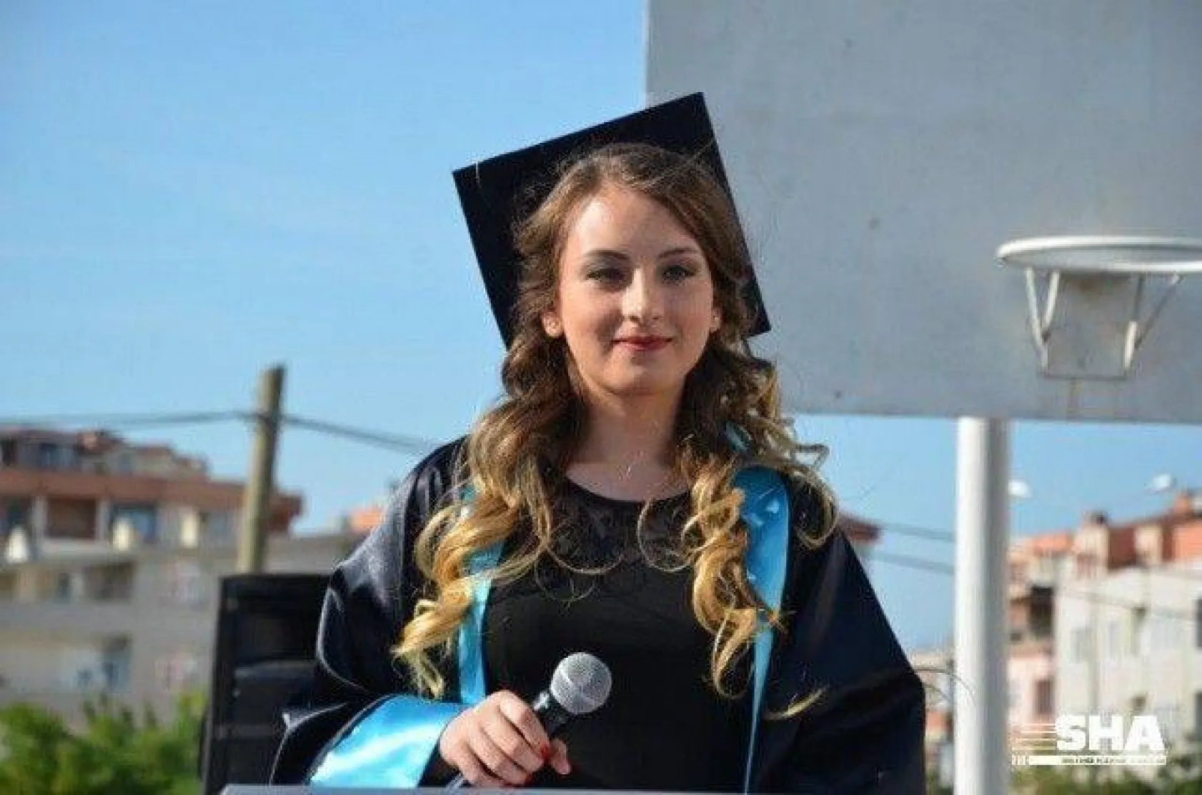 Kız meslekte mezuniyet coşkusu