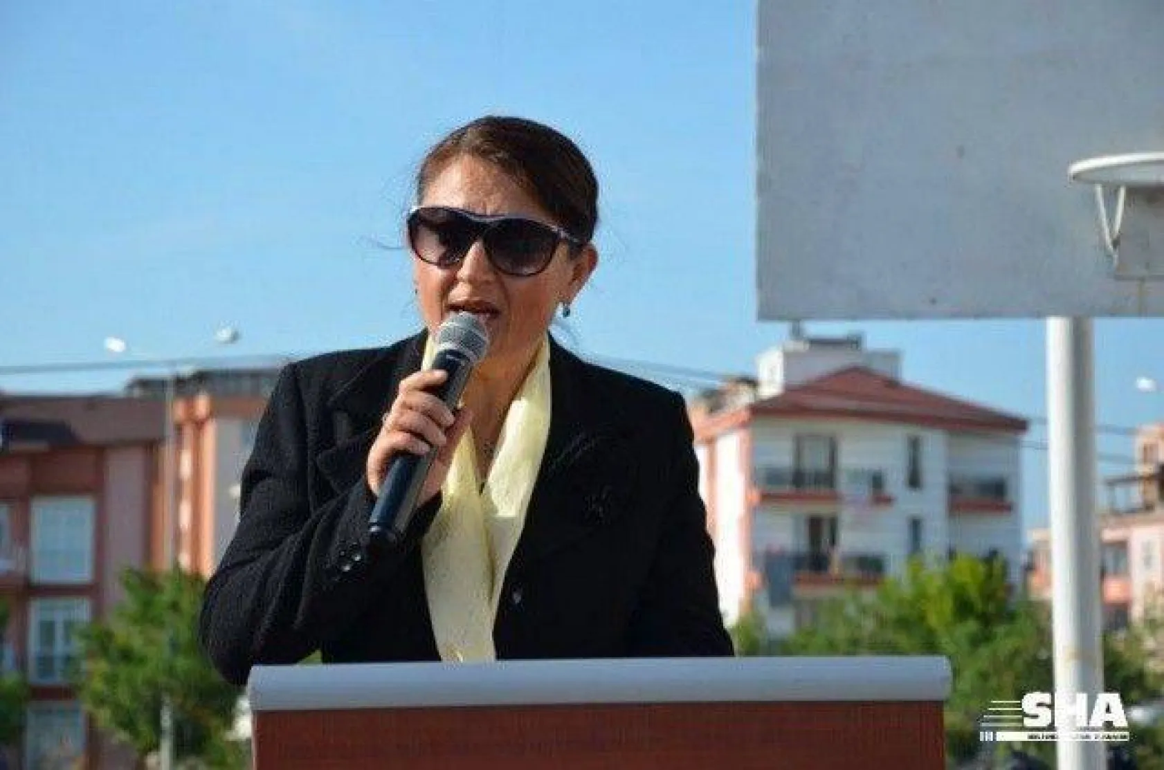 Kız meslekte mezuniyet coşkusu