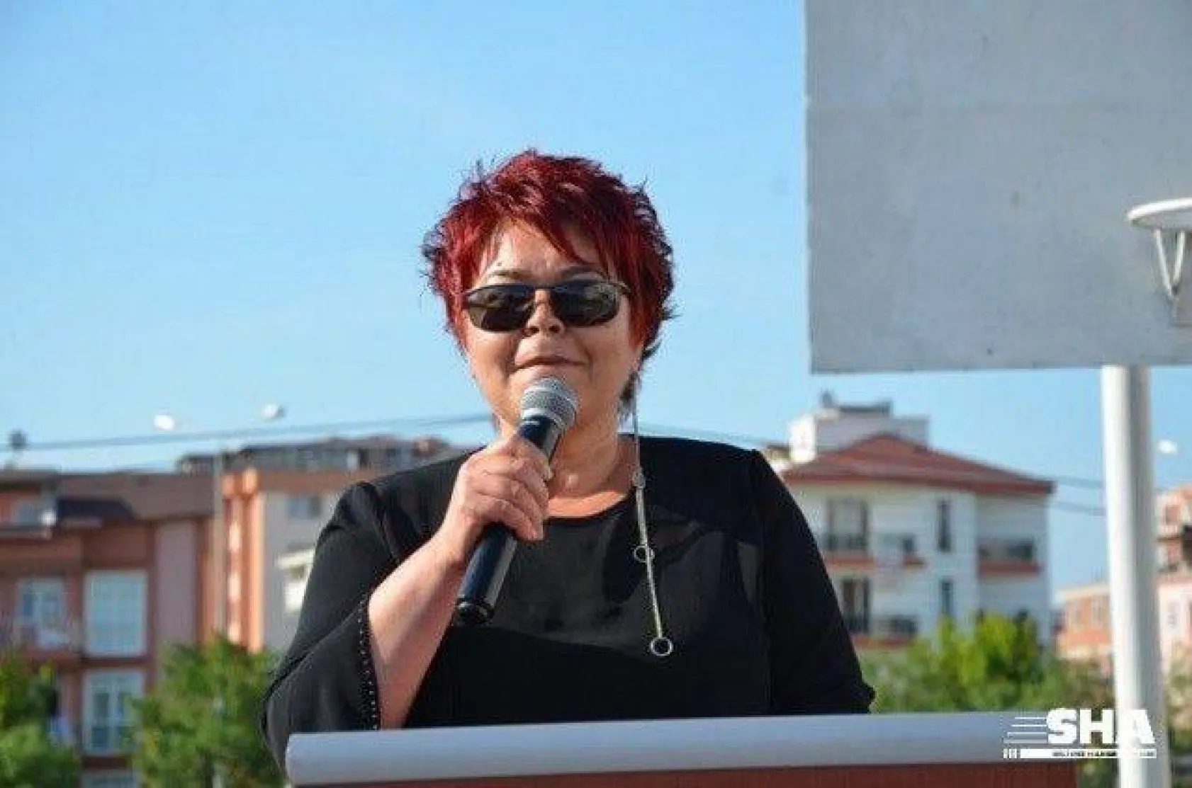 Kız meslekte mezuniyet coşkusu