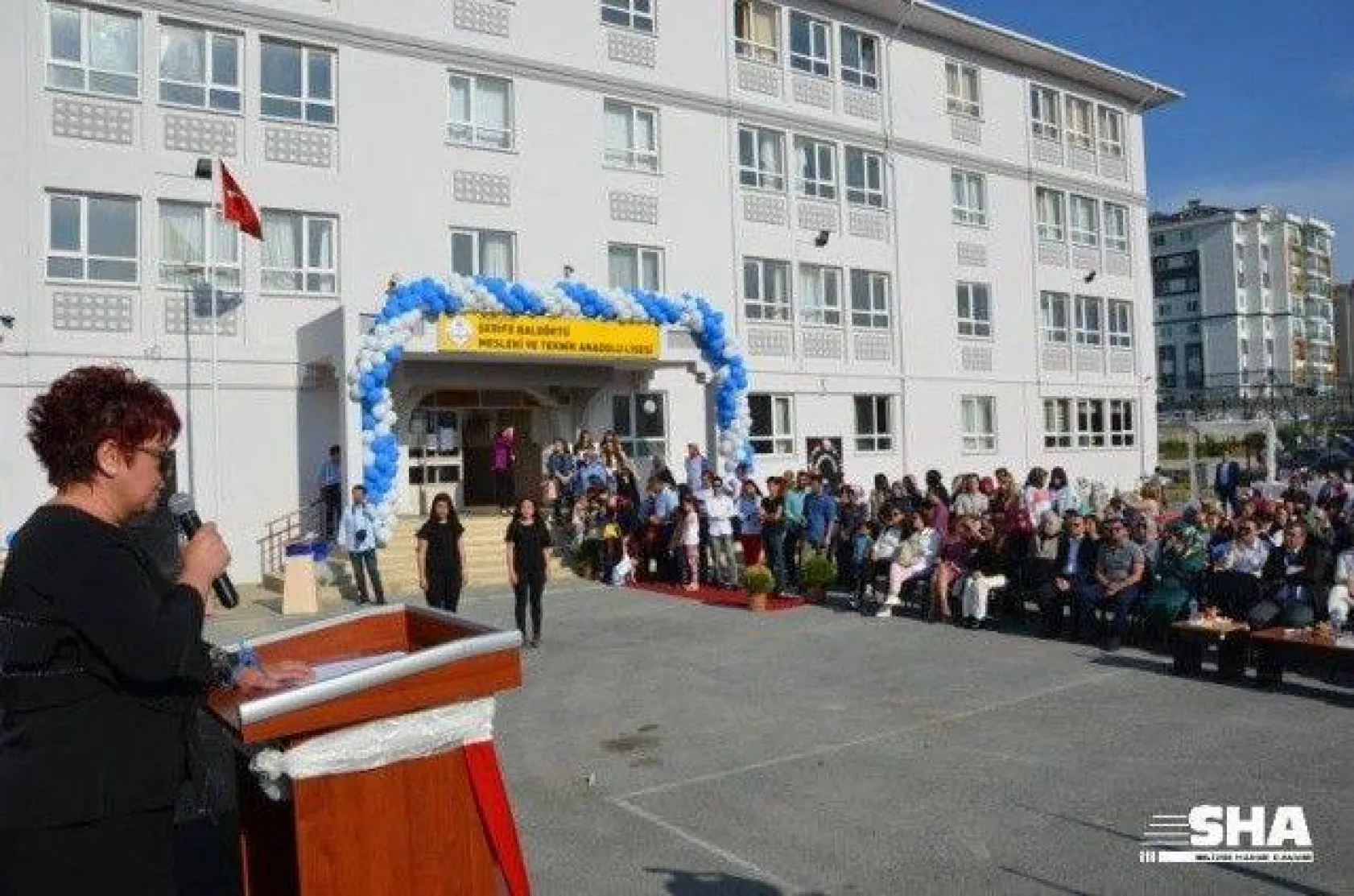 Kız meslekte mezuniyet coşkusu