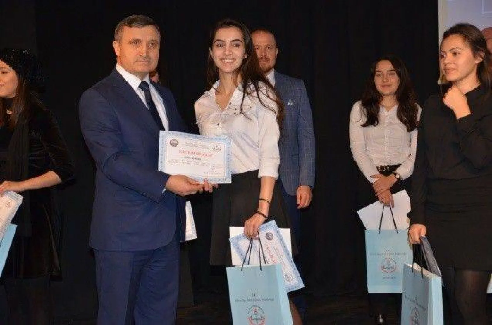 Liseler arası şiir yarışması gerçekleştirildi