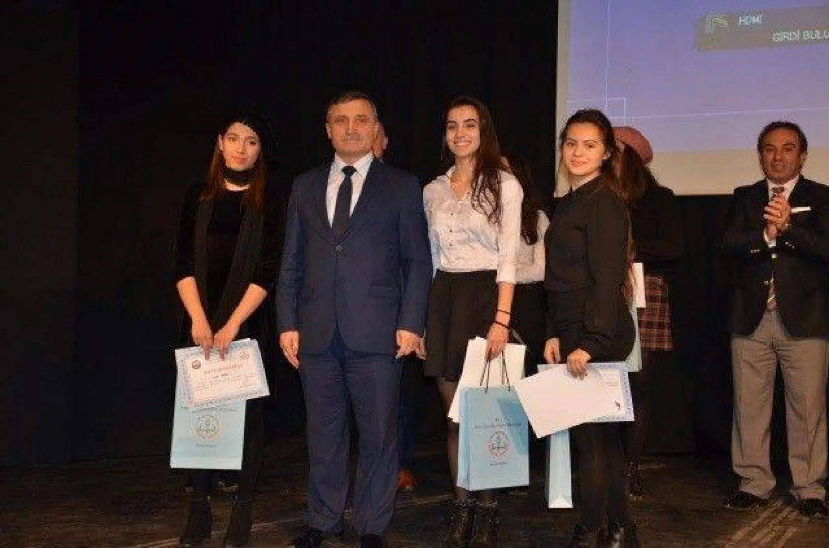 Liseler arası şiir yarışması gerçekleştirildi