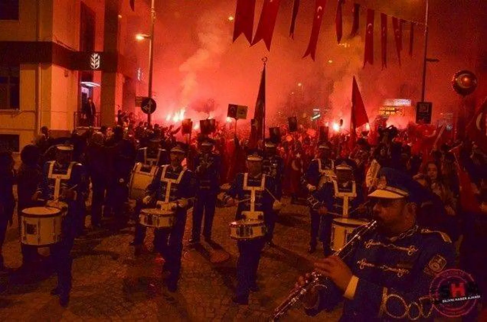 Silivri'de Binler Bayraklarla Meydanlardaydı