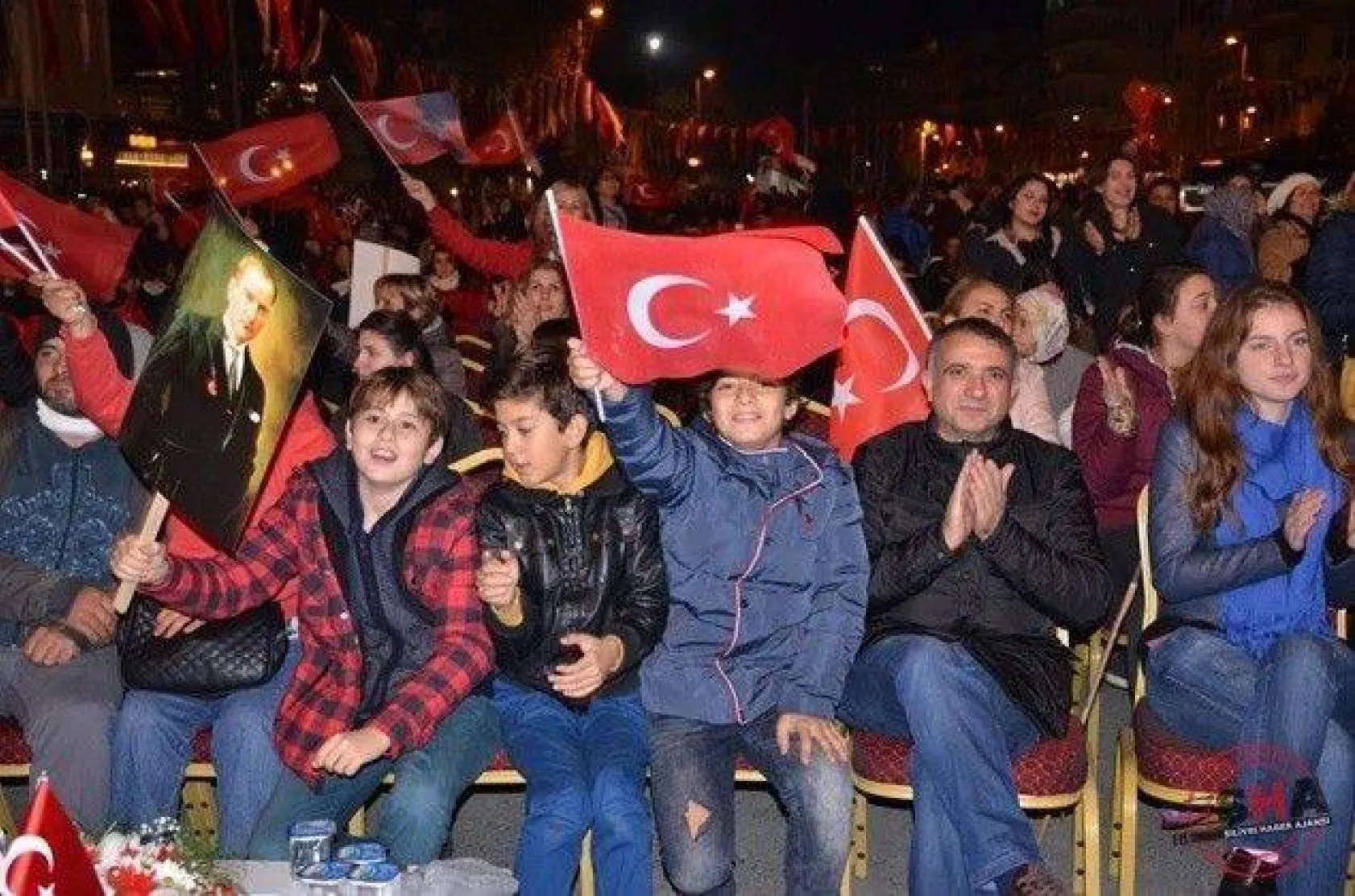 Silivri'de Binler Bayraklarla Meydanlardaydı