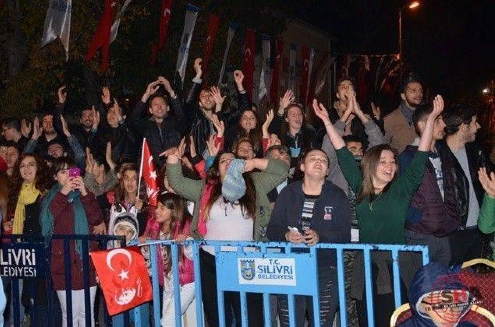 Silivri'de Binler Bayraklarla Meydanlardaydı