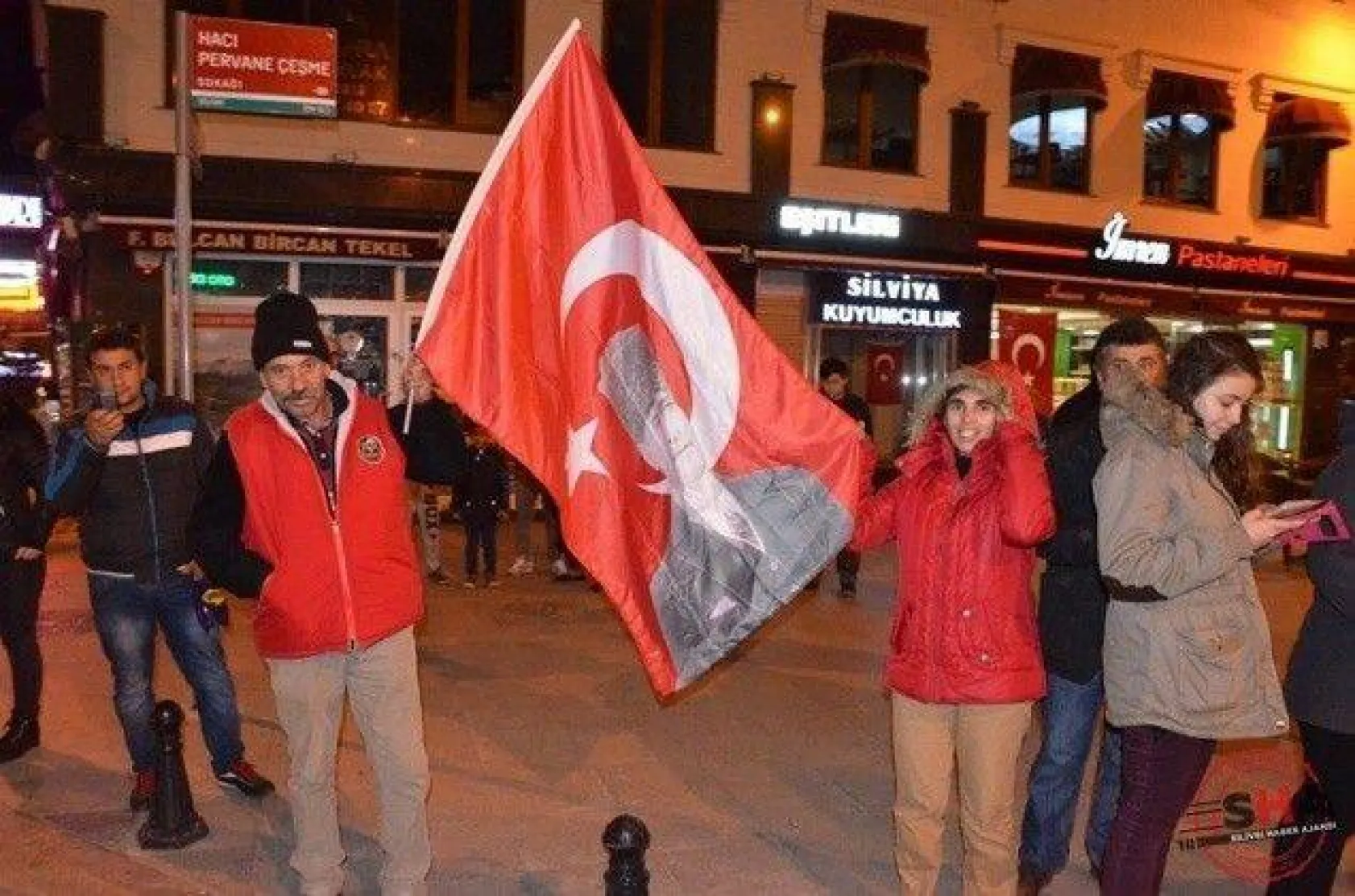Silivri'de Binler Bayraklarla Meydanlardaydı