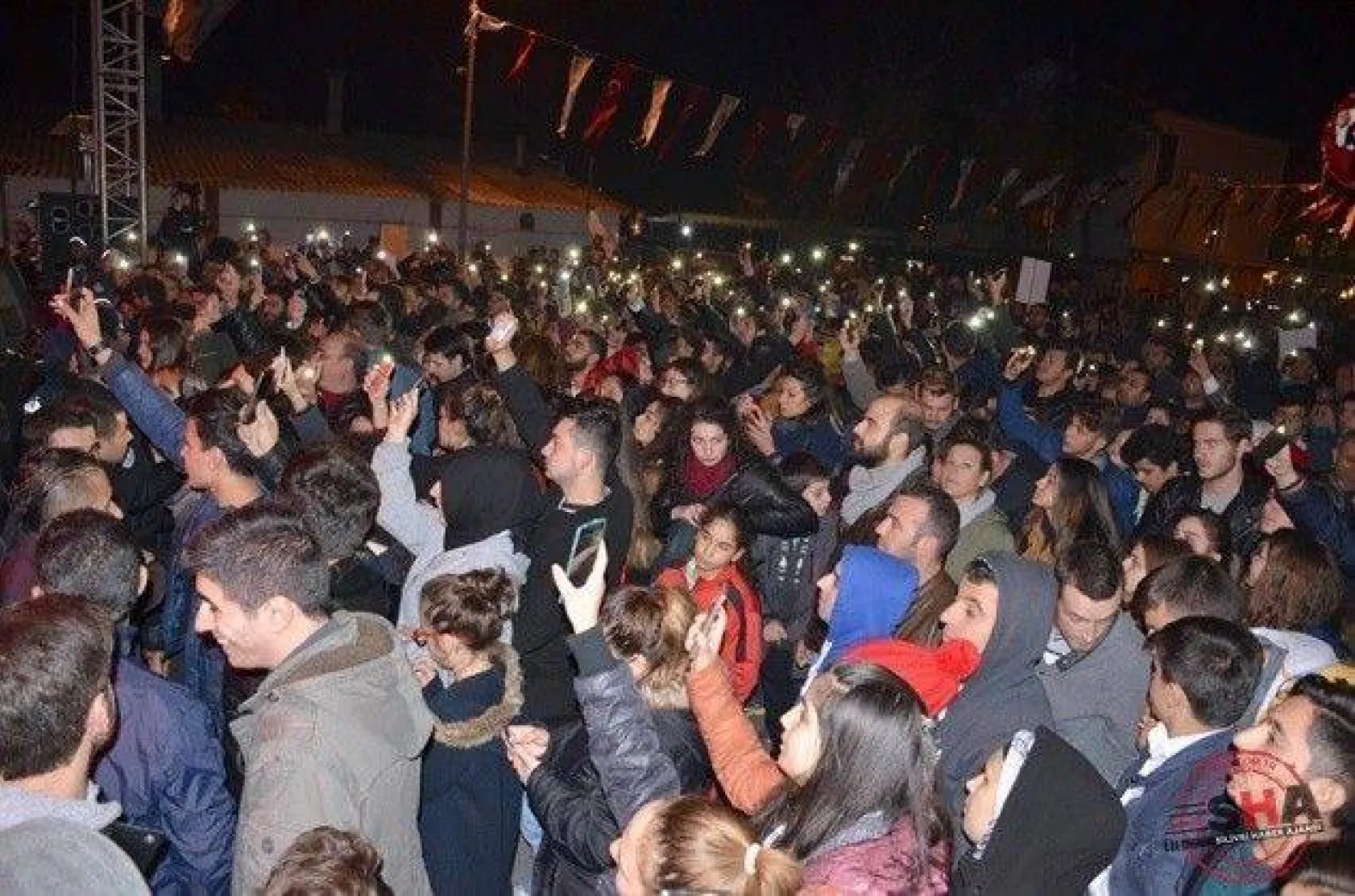 Silivri'de Binler Bayraklarla Meydanlardaydı