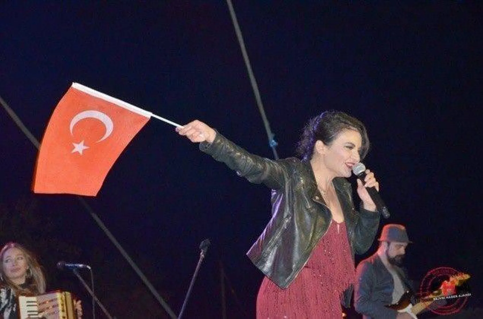 Silivri'de Binler Bayraklarla Meydanlardaydı