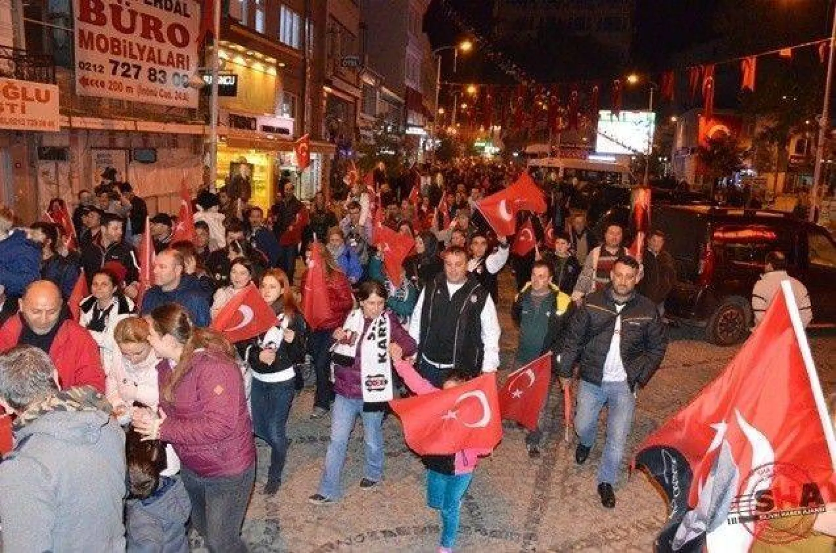 Silivri'de Binler Bayraklarla Meydanlardaydı