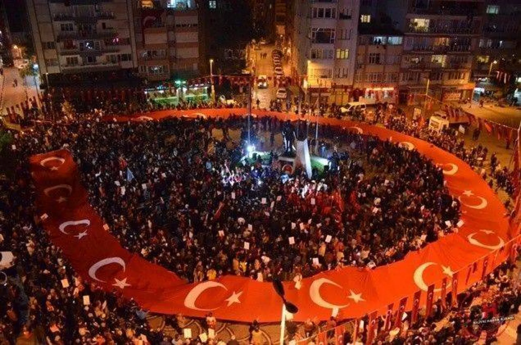 Silivri'de Binler Bayraklarla Meydanlardaydı