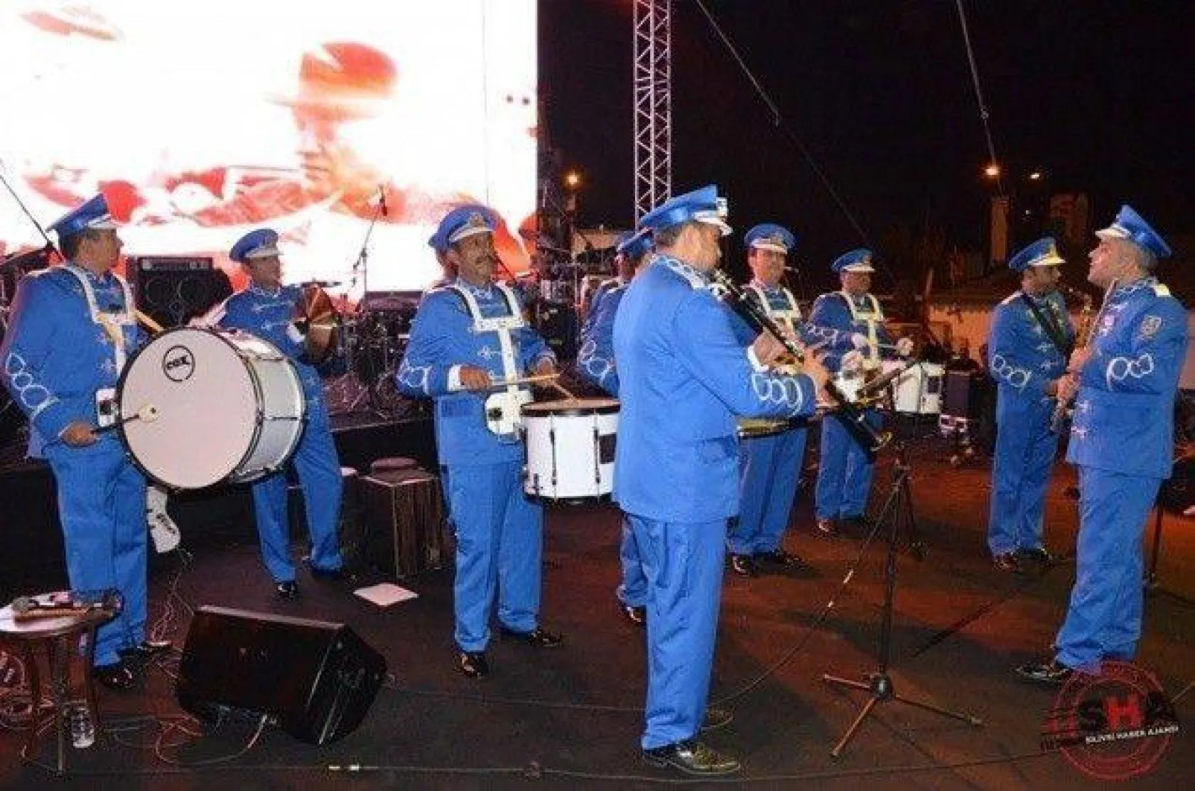 Silivri'de Binler Bayraklarla Meydanlardaydı