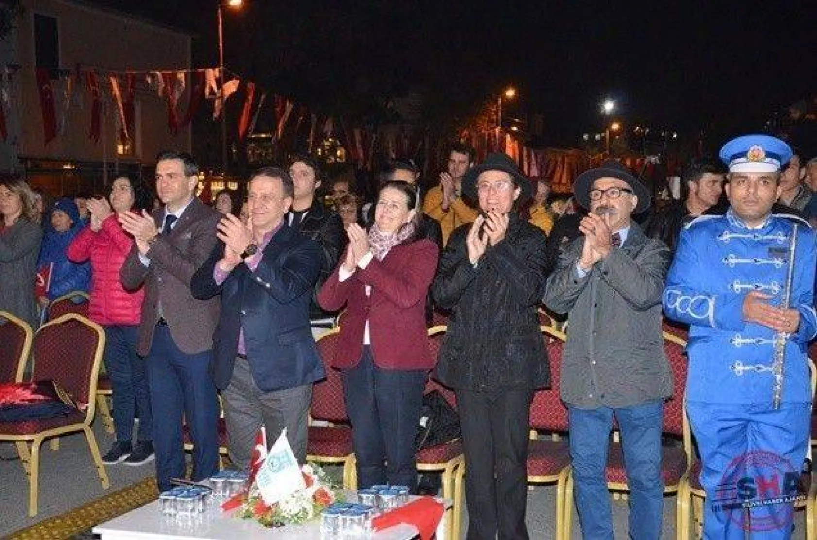 Silivri'de Binler Bayraklarla Meydanlardaydı