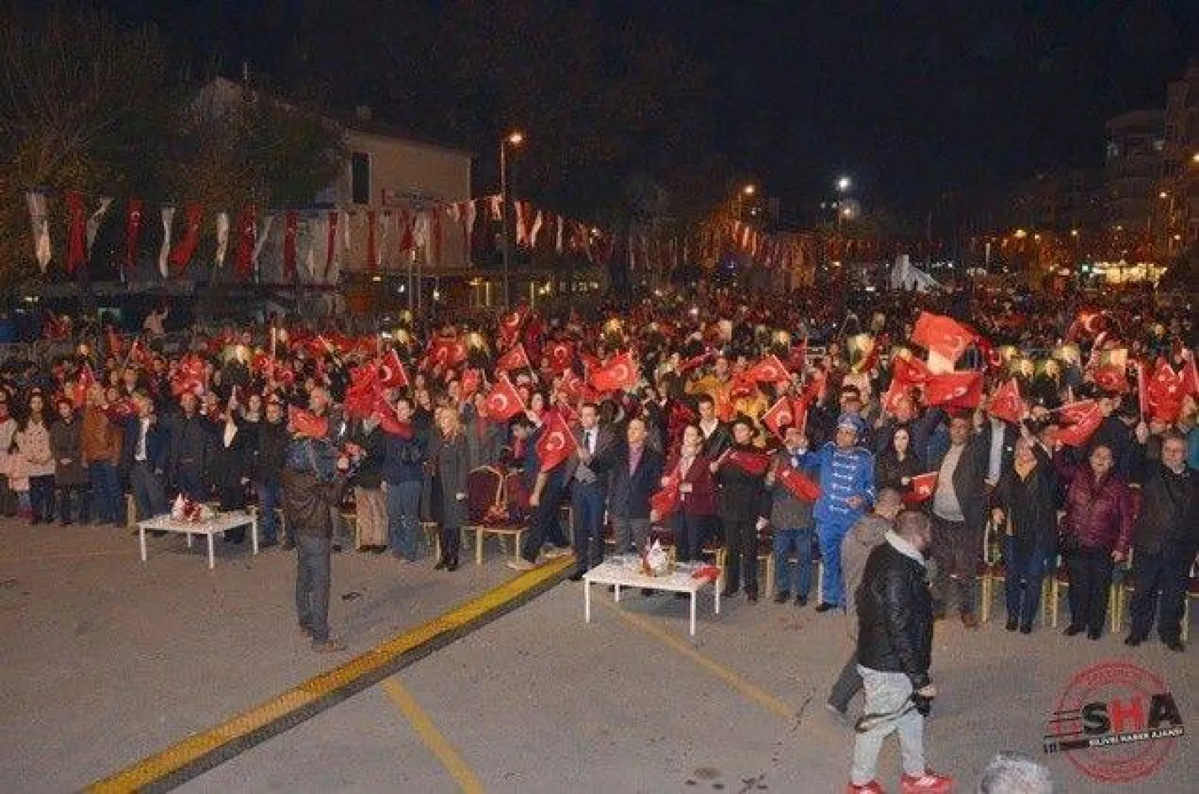 Silivri'de Binler Bayraklarla Meydanlardaydı