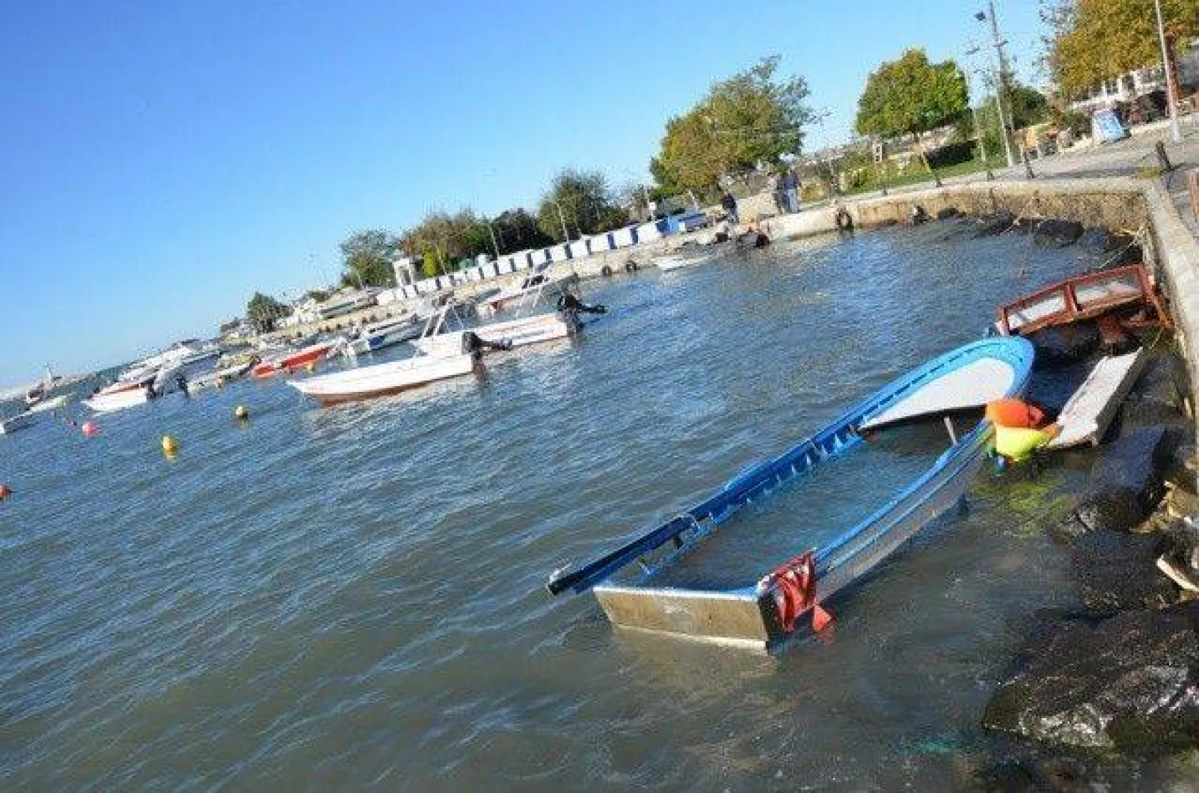 Şiddetli rüzgar kayıkları parçaladı
