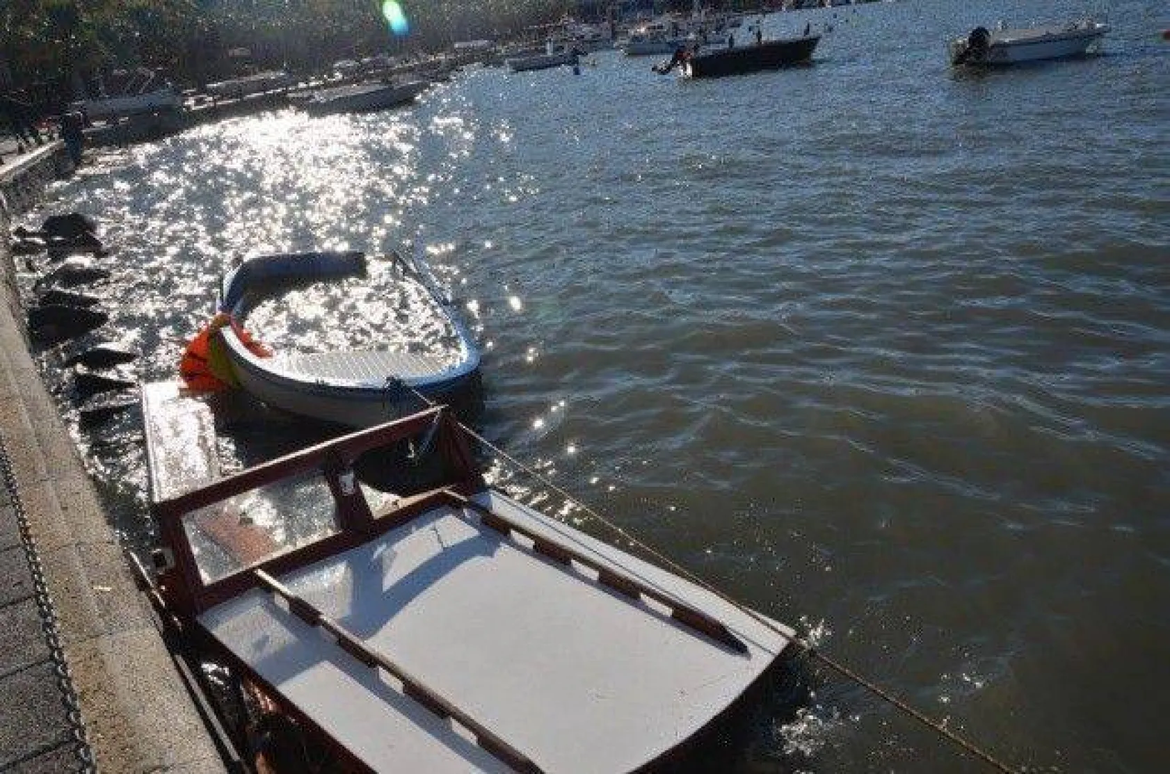 Şiddetli rüzgar kayıkları parçaladı