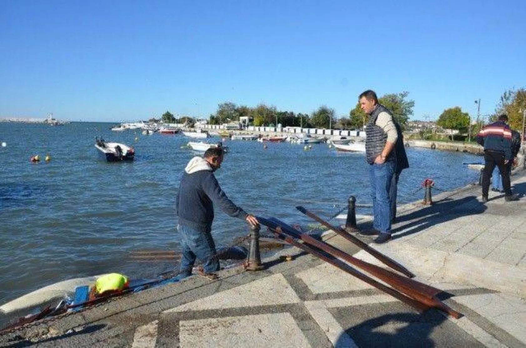 Şiddetli rüzgar kayıkları parçaladı