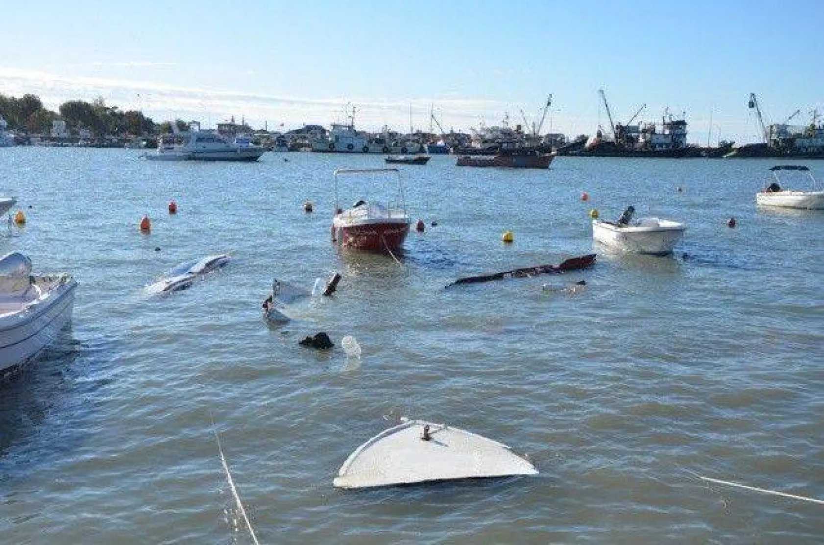 Şiddetli rüzgar kayıkları parçaladı