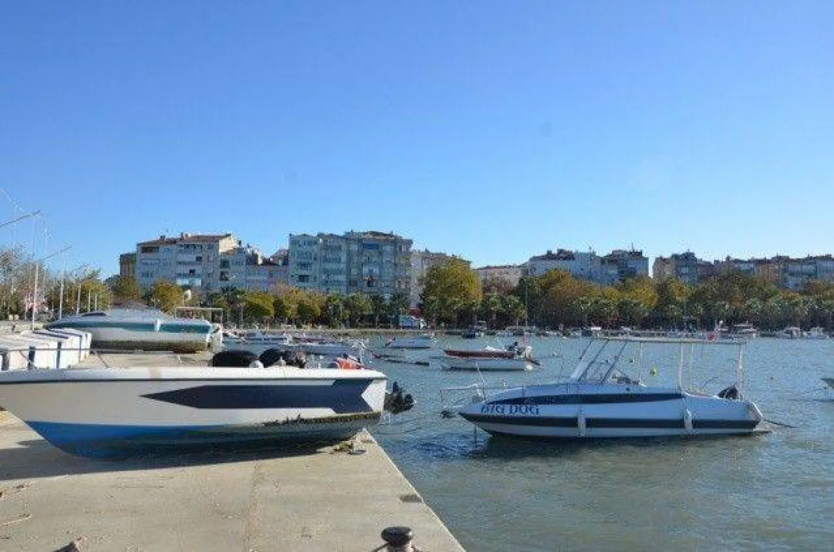 Şiddetli rüzgar kayıkları parçaladı