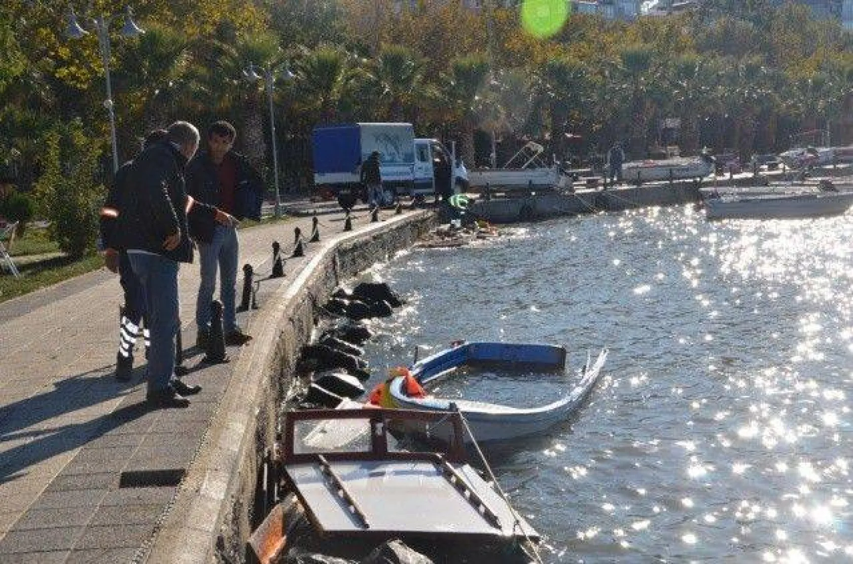 Şiddetli rüzgar kayıkları parçaladı