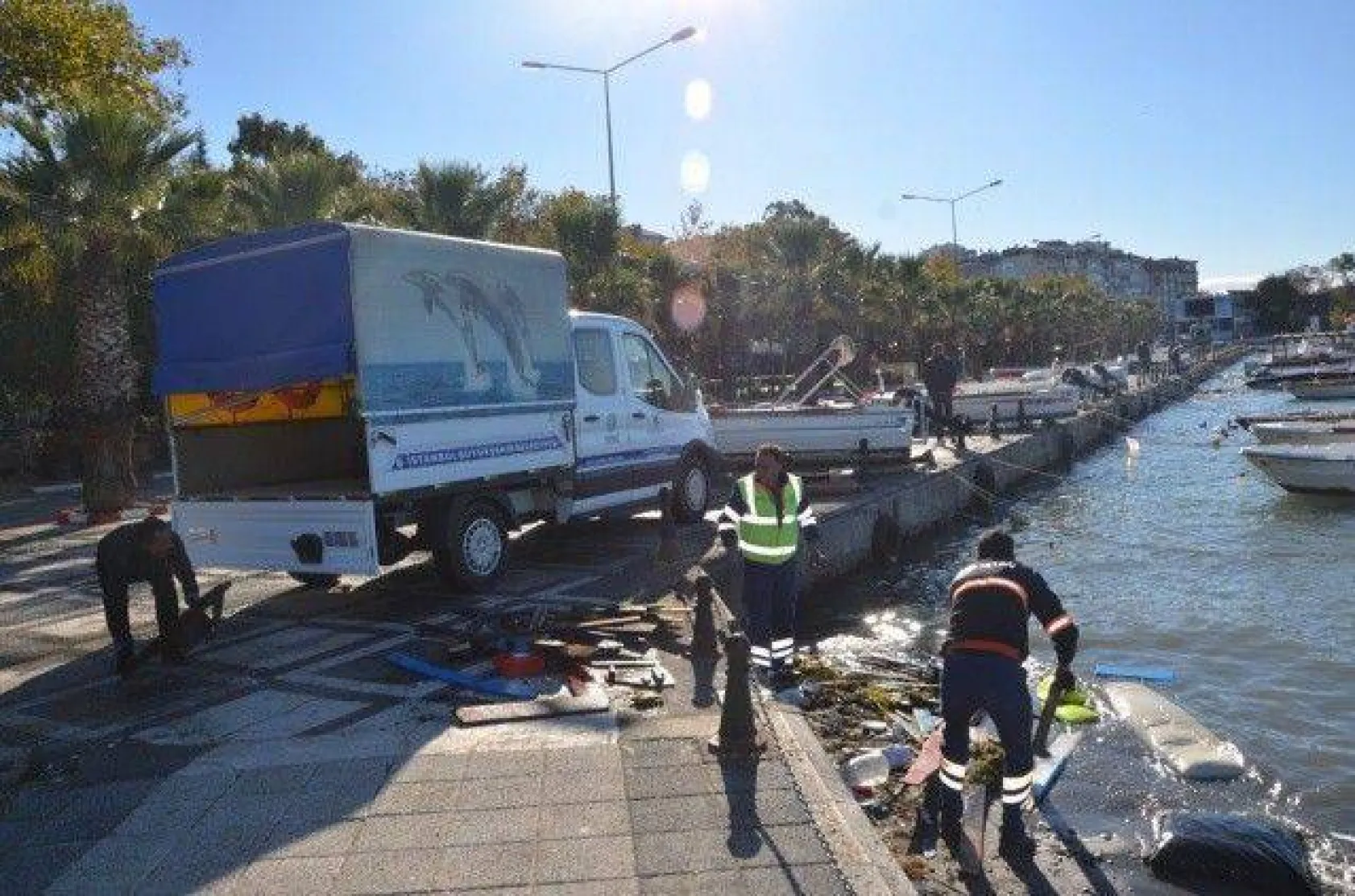 Şiddetli rüzgar kayıkları parçaladı