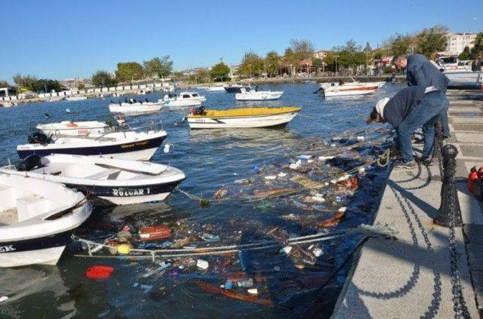 Şiddetli rüzgar kayıkları parçaladı