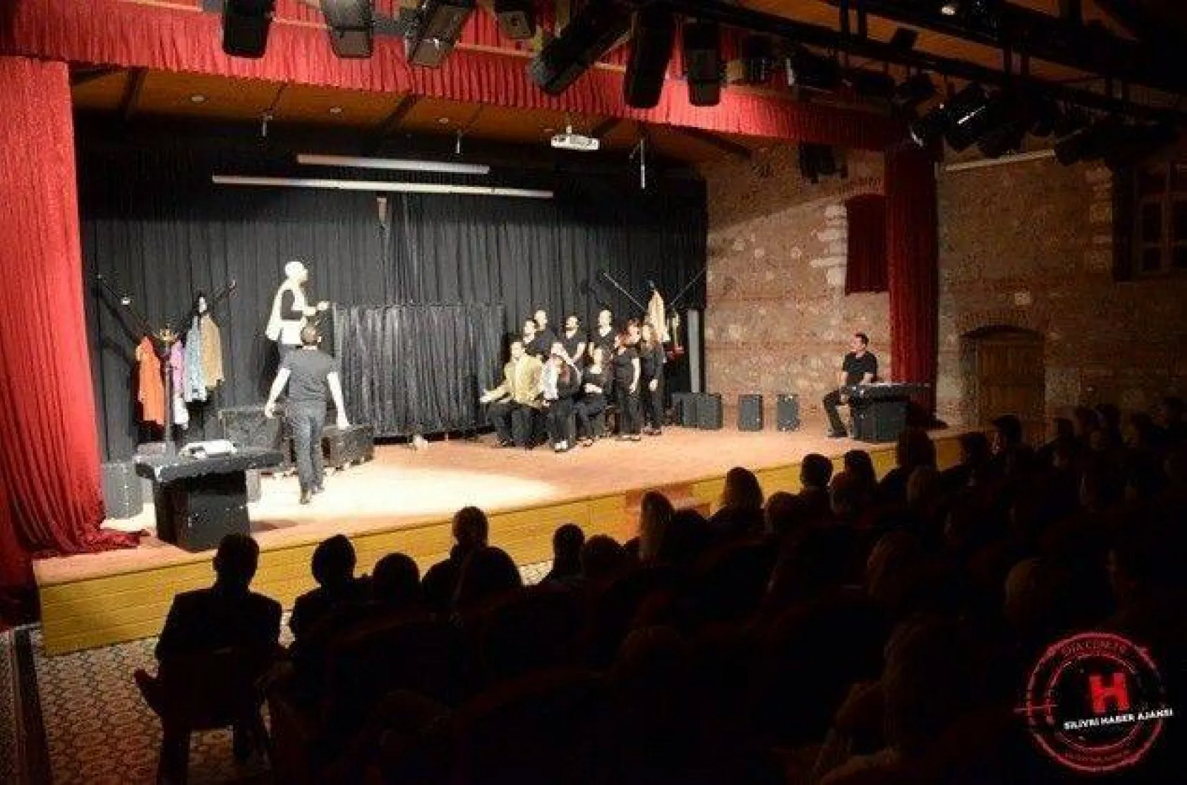 Tiyatro Salonu'nda dolu dolu kültür sanat