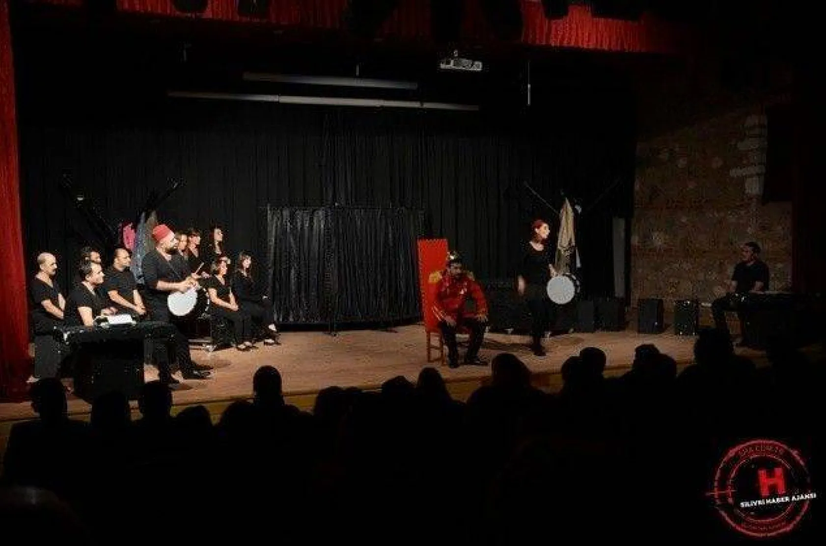 Tiyatro Salonu'nda dolu dolu kültür sanat