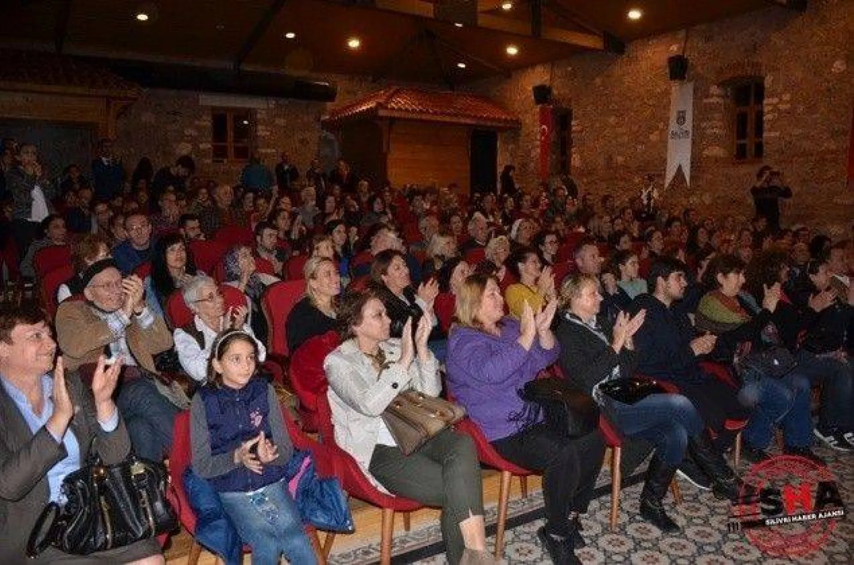 Tiyatro Salonu'nda dolu dolu kültür sanat