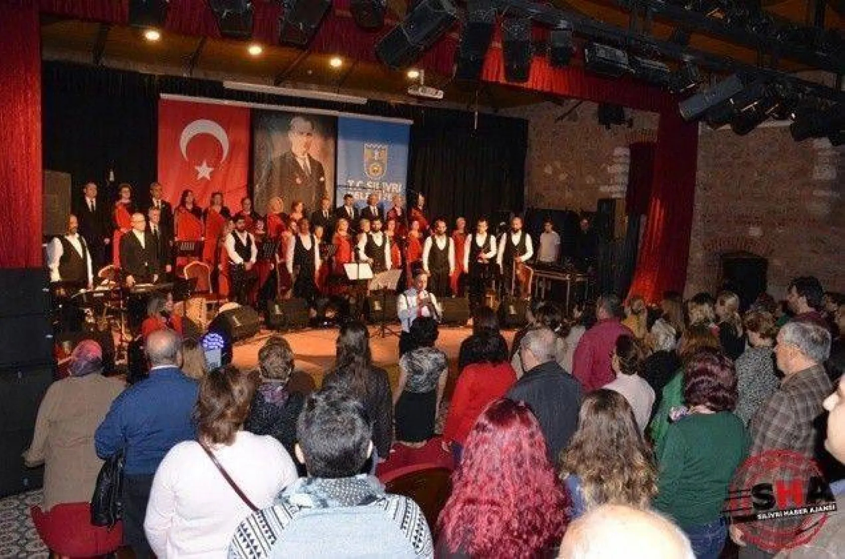 Tiyatro Salonu'nda dolu dolu kültür sanat