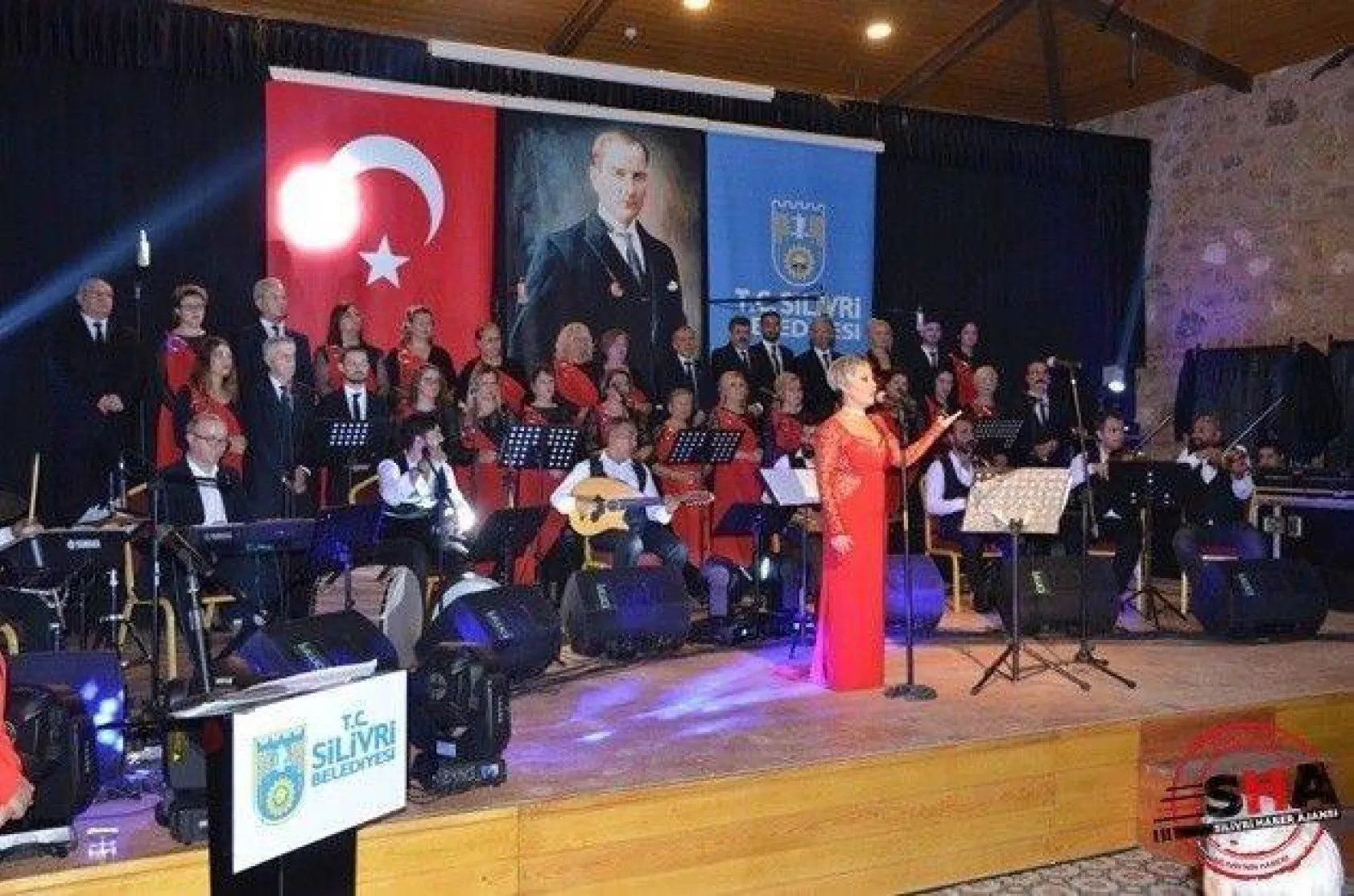 Tiyatro Salonu'nda dolu dolu kültür sanat