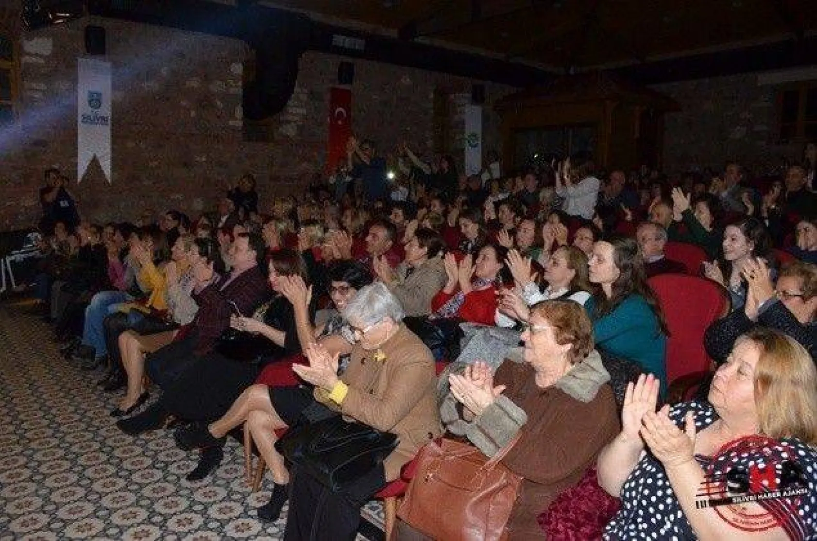 Tiyatro Salonu'nda dolu dolu kültür sanat