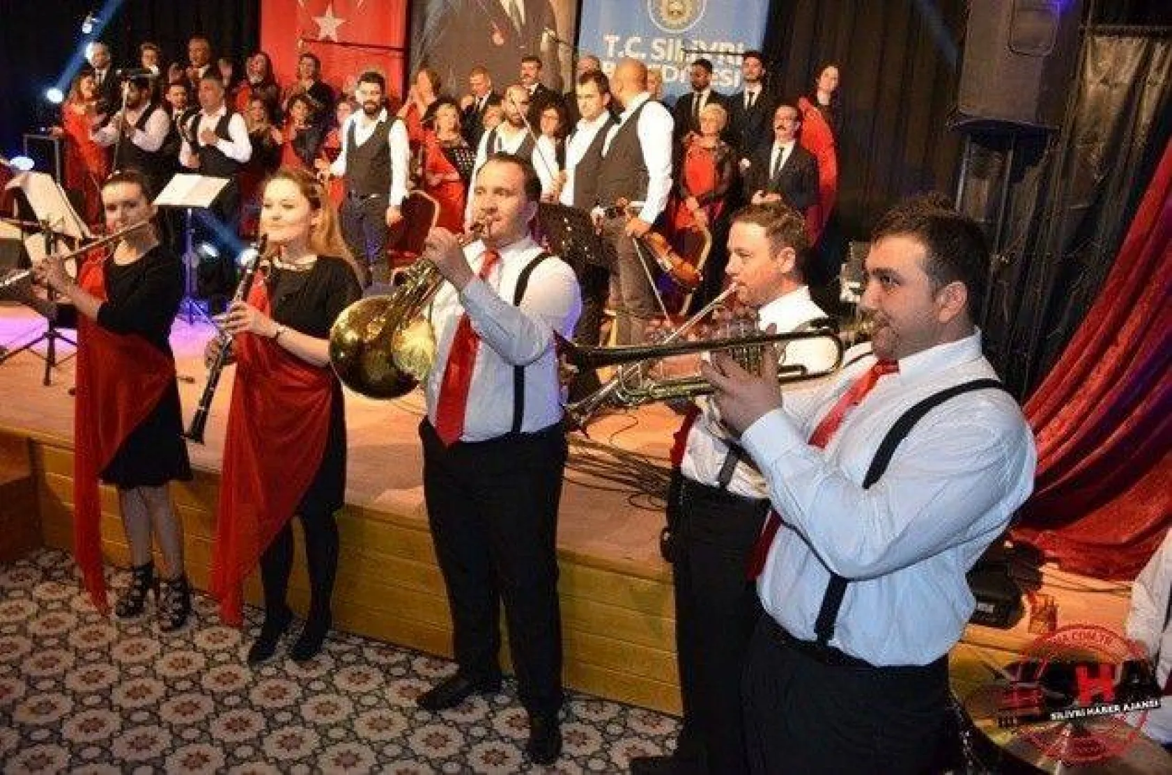 Tiyatro Salonu'nda dolu dolu kültür sanat