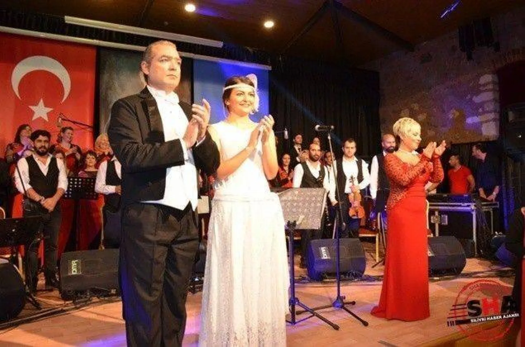 Tiyatro Salonu'nda dolu dolu kültür sanat