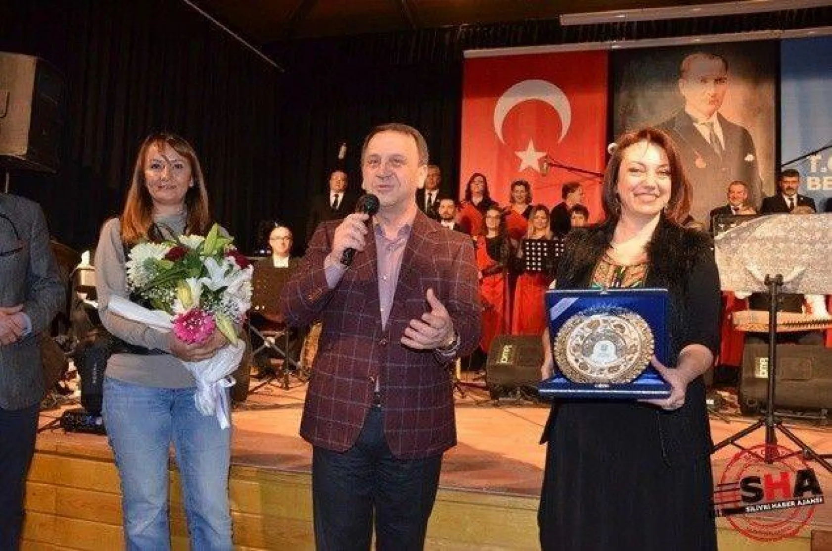 Tiyatro Salonu'nda dolu dolu kültür sanat