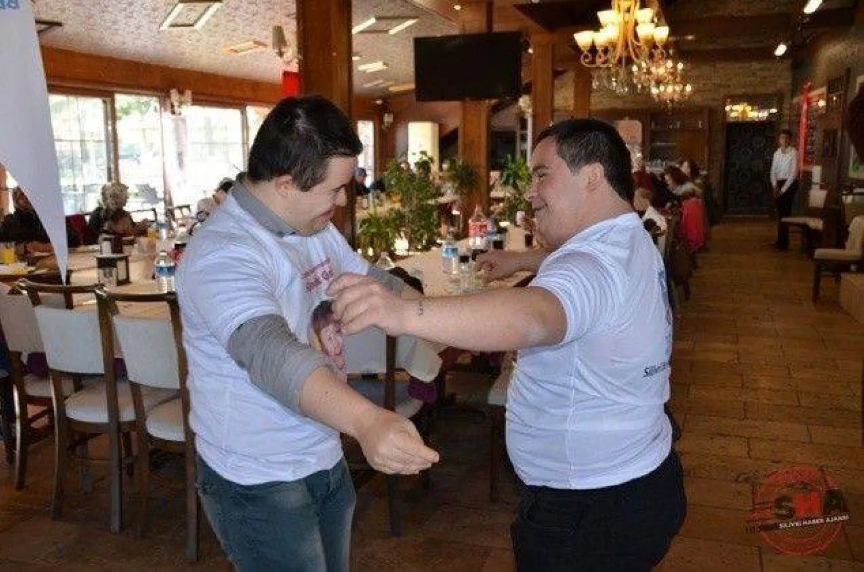 Tıpkı bizim gibiler +1 FARKLA