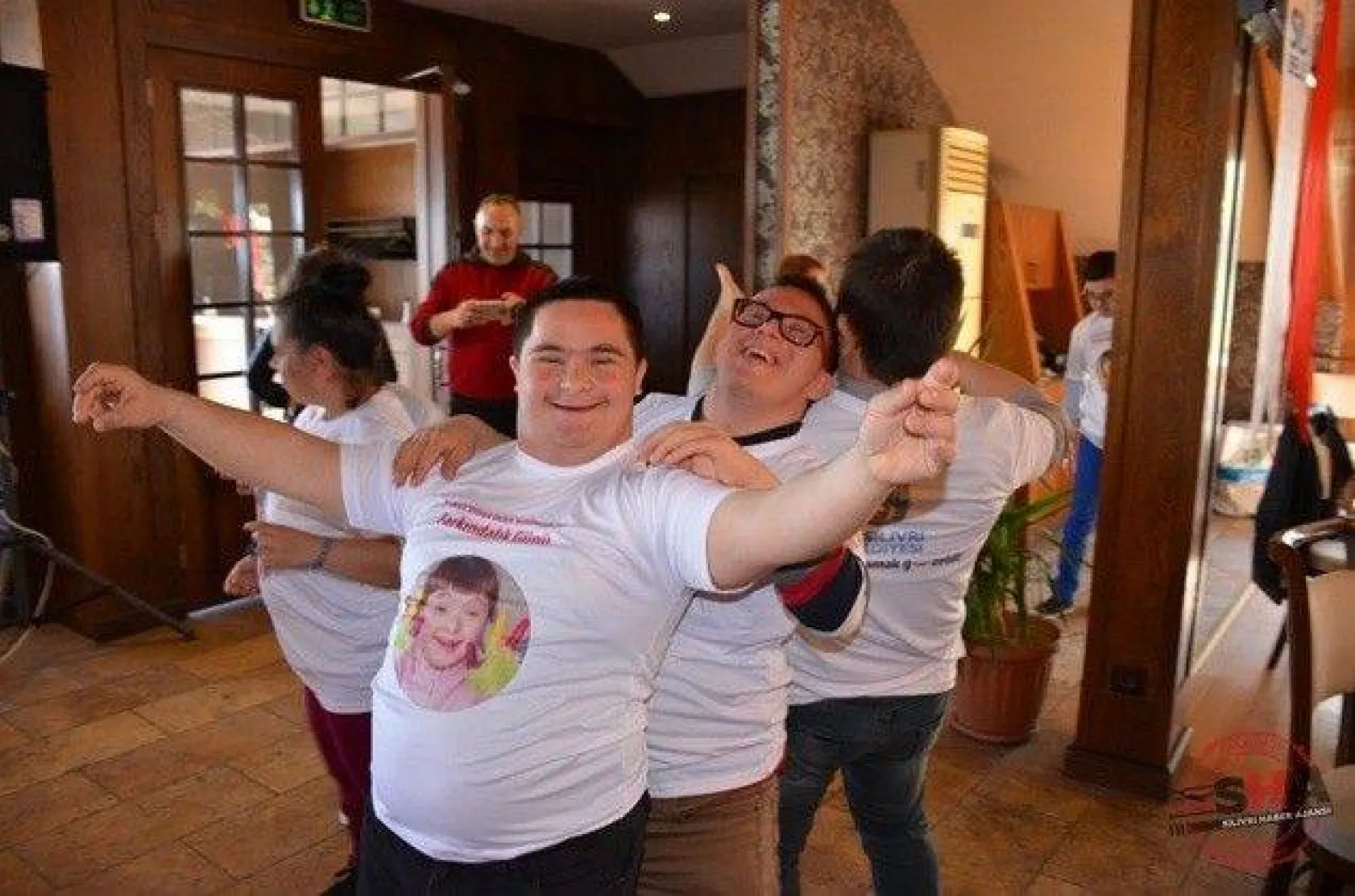 Tıpkı bizim gibiler +1 FARKLA