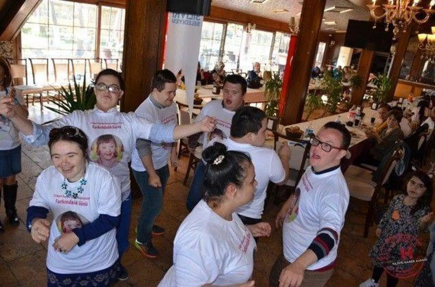 Tıpkı bizim gibiler +1 FARKLA