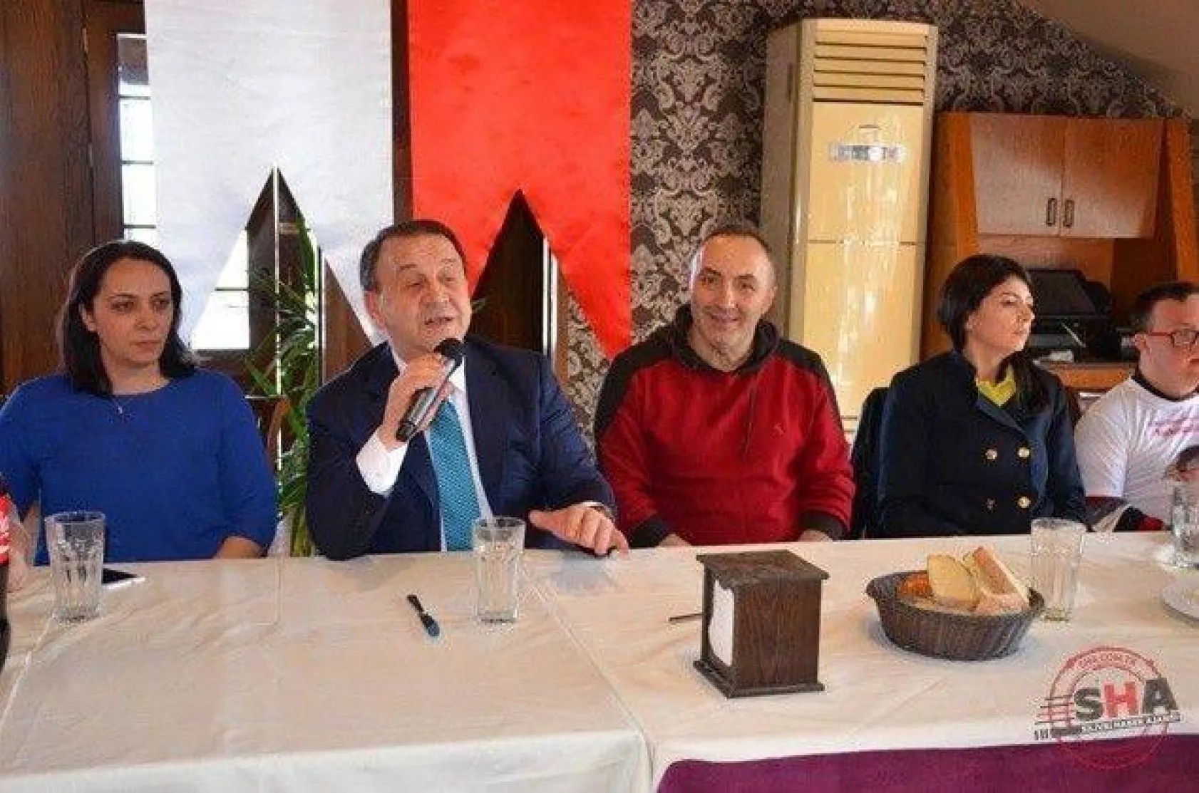 Tıpkı bizim gibiler +1 FARKLA