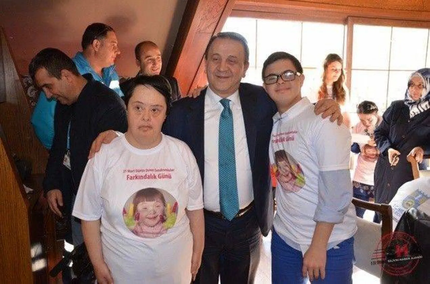 Tıpkı bizim gibiler +1 FARKLA