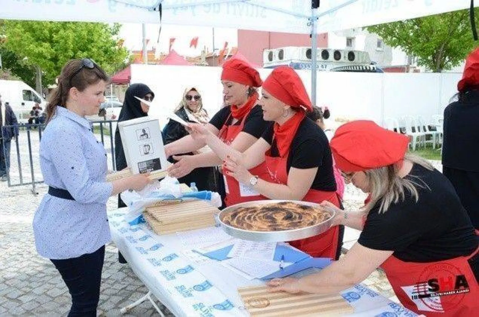 Silivri'de börekler dostluk için açıldı