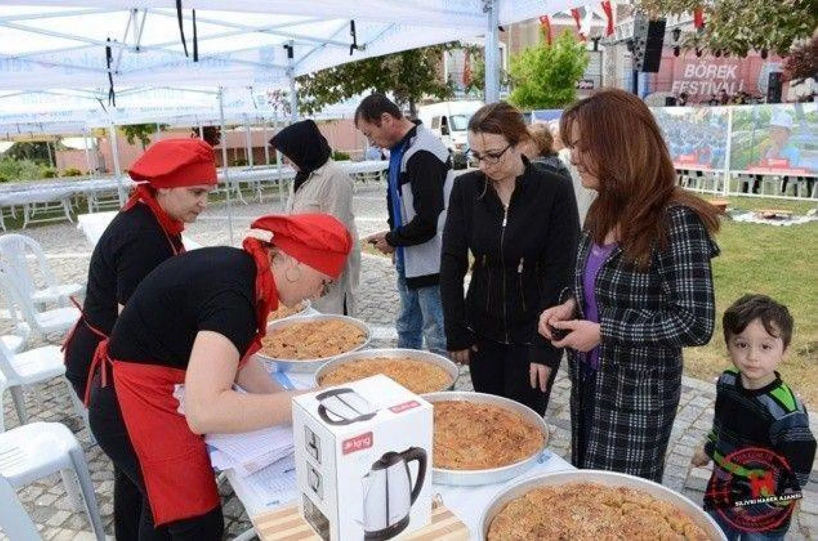Silivri'de börekler dostluk için açıldı