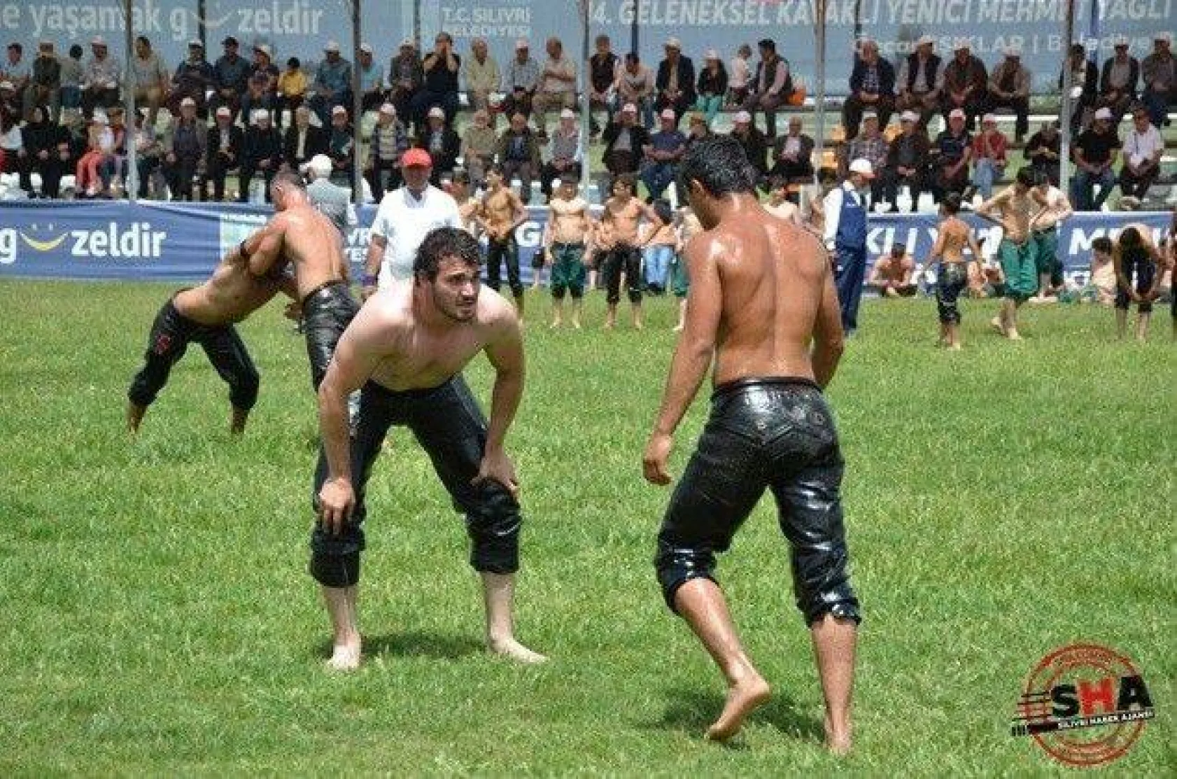 Pehlivanlar Silivri er meydanında güreşti