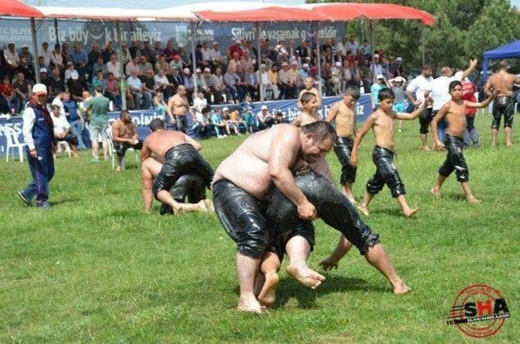 Pehlivanlar Silivri er meydanında güreşti