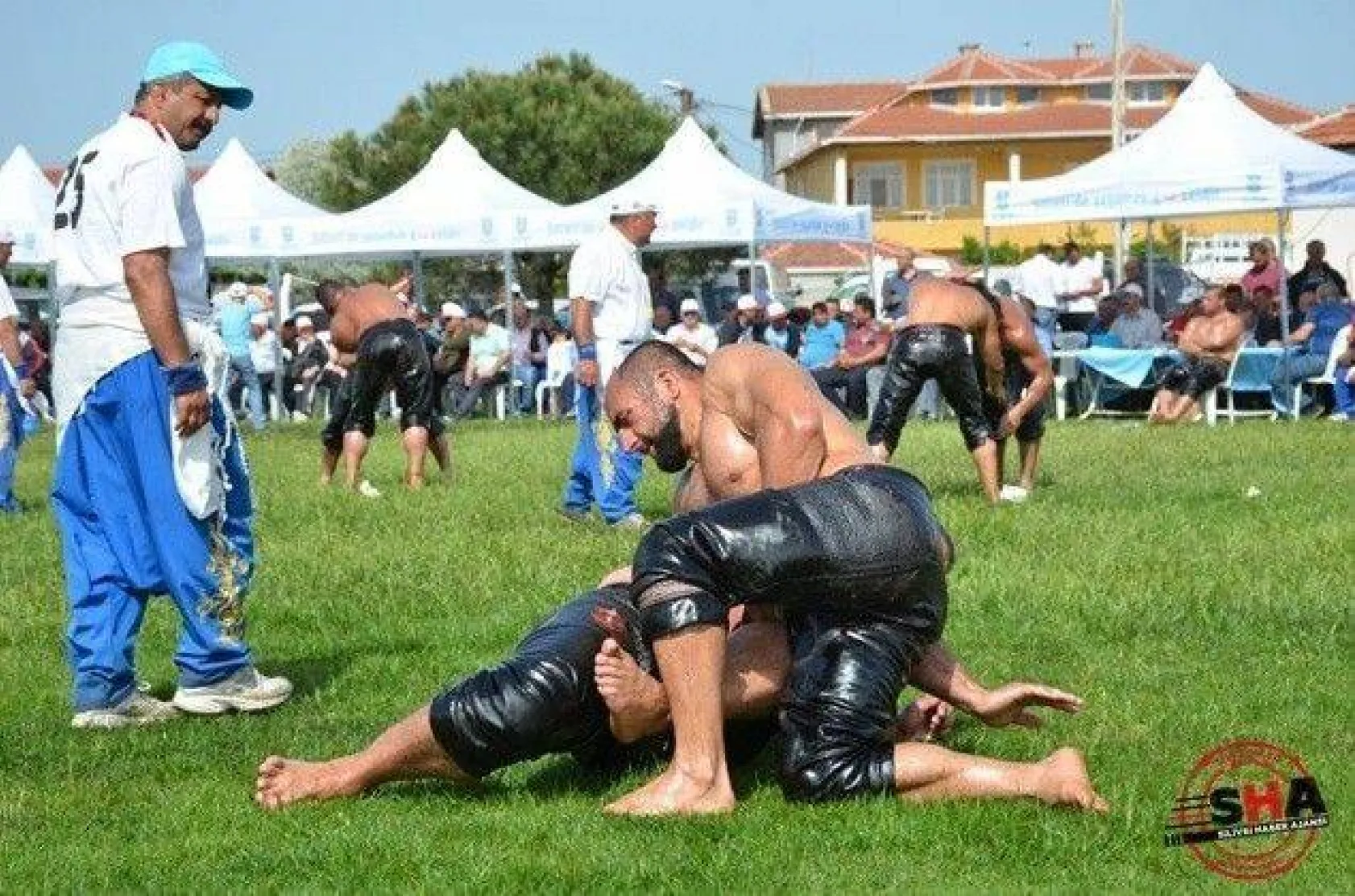 Pehlivanlar Silivri er meydanında güreşti