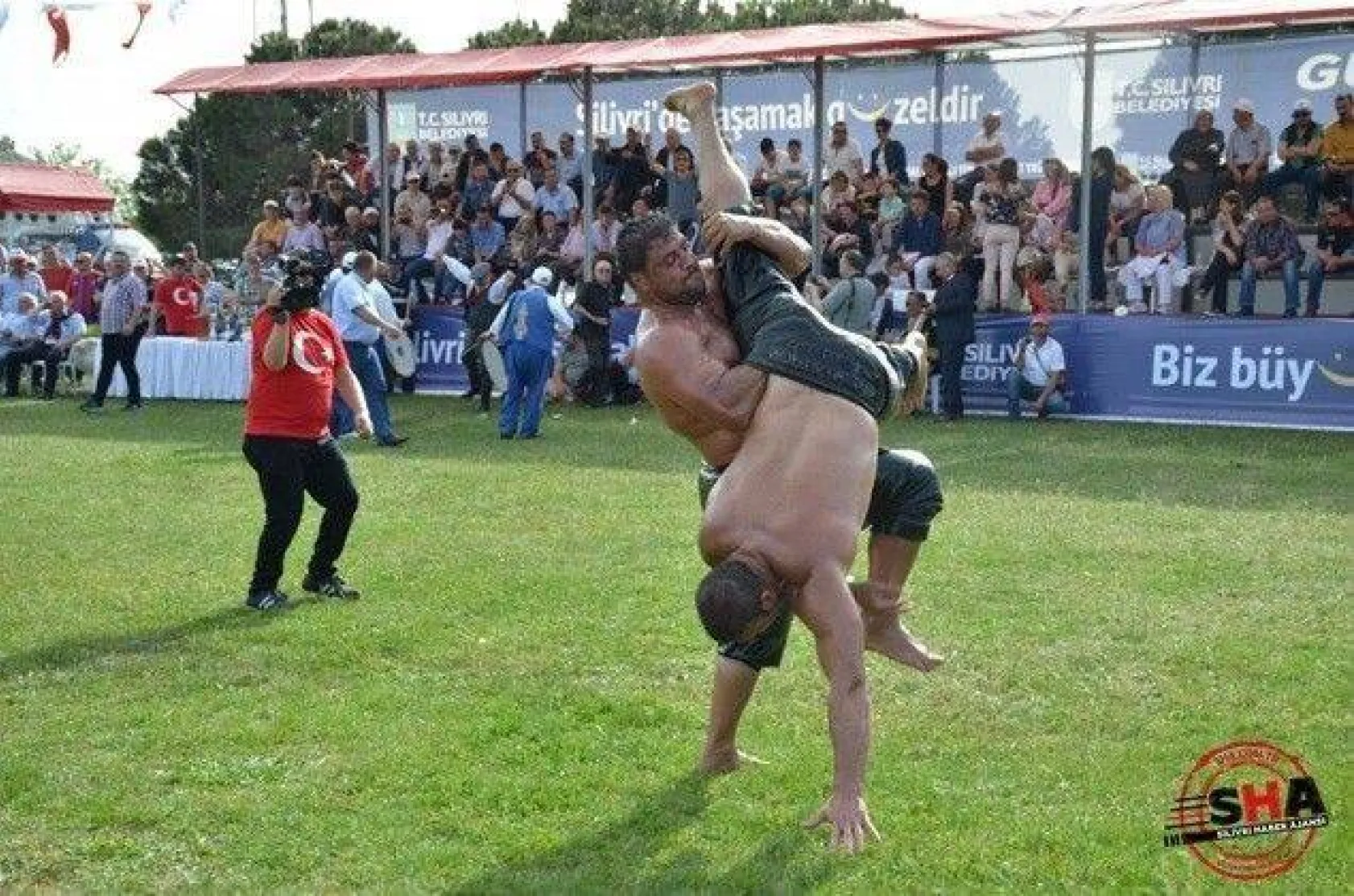 Pehlivanlar Silivri er meydanında güreşti