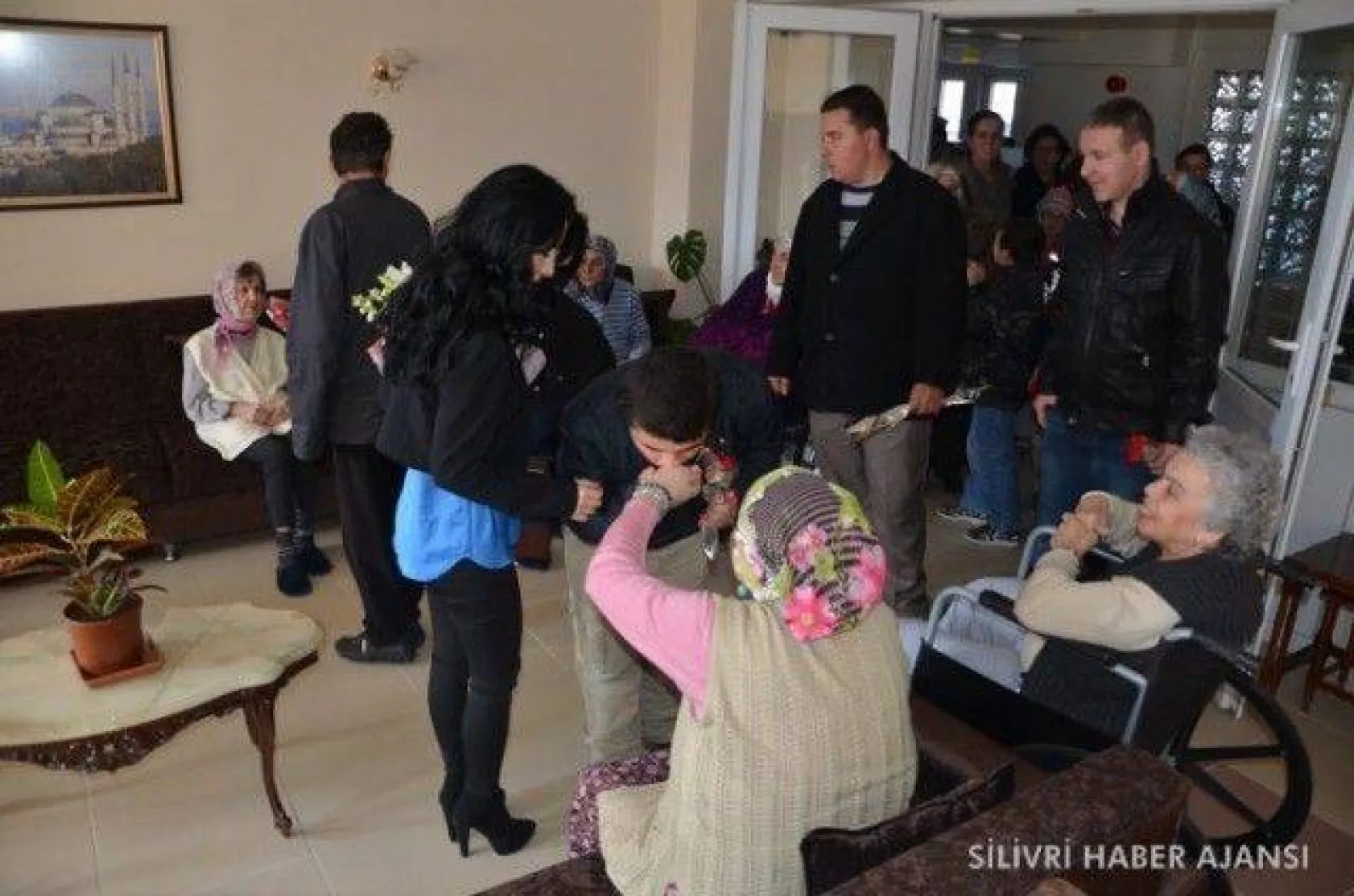 'Çağrışım' öğrencilerinden huzurevi ziyareti