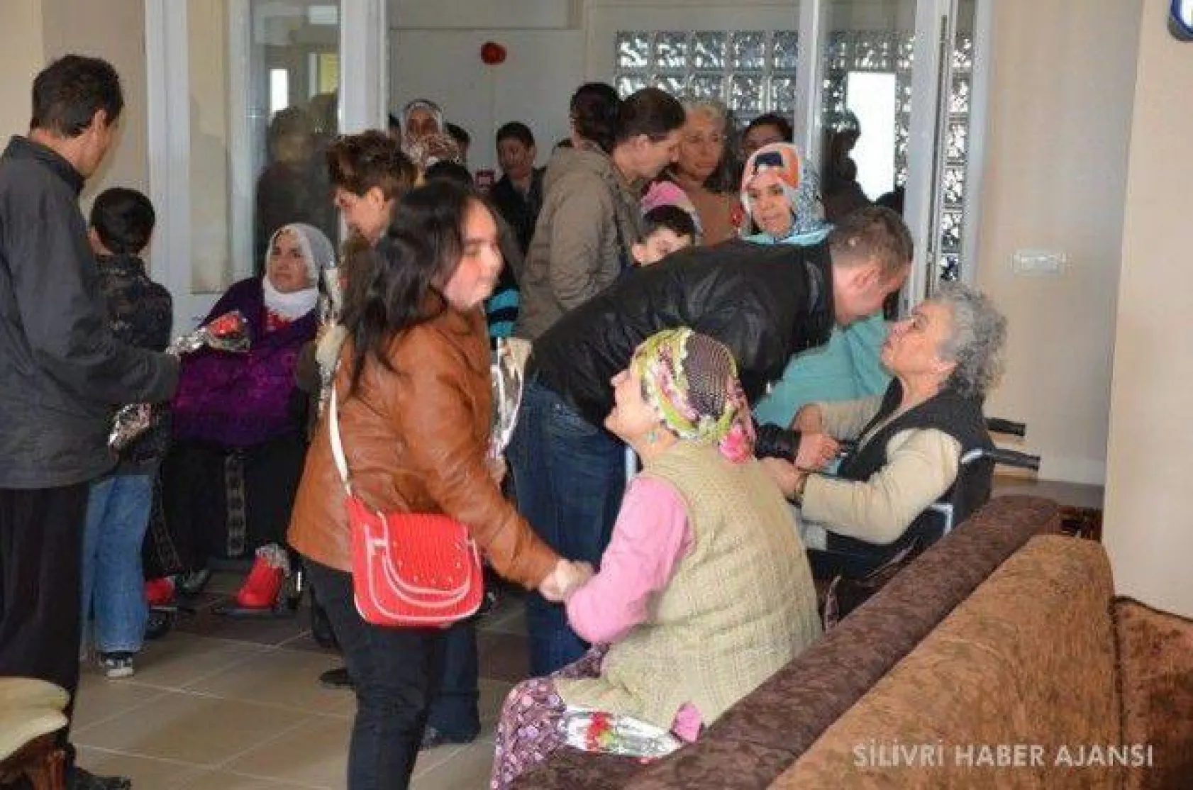 'Çağrışım' öğrencilerinden huzurevi ziyareti