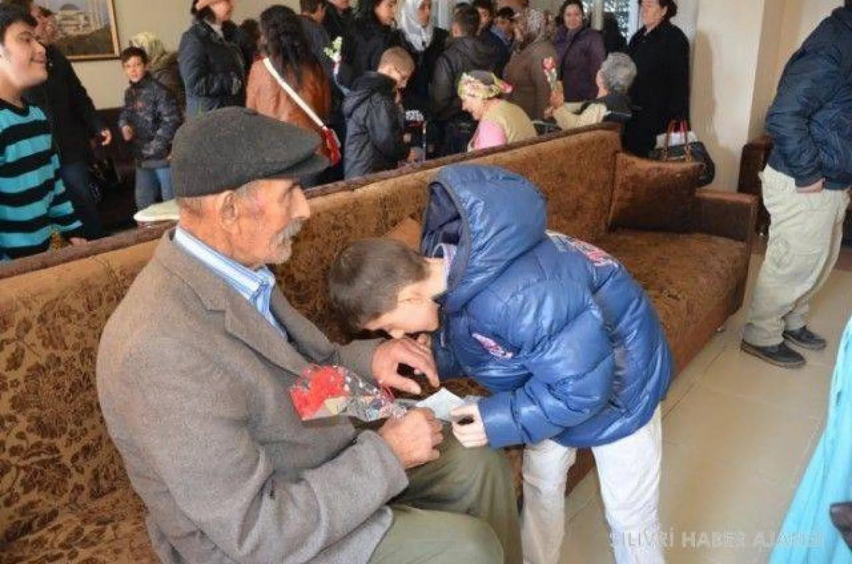 'Çağrışım' öğrencilerinden huzurevi ziyareti